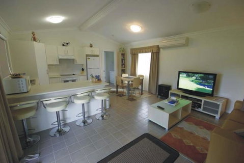 Broke Village Hideaway - Foster Accommodation 3