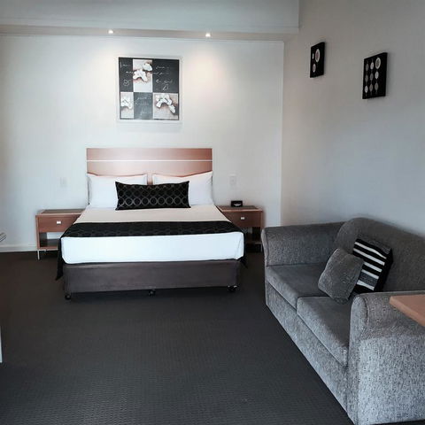 Burkes Hotel Motel - Foster Accommodation 3