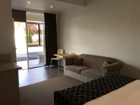 Burkes Hotel Motel - Foster Accommodation 2