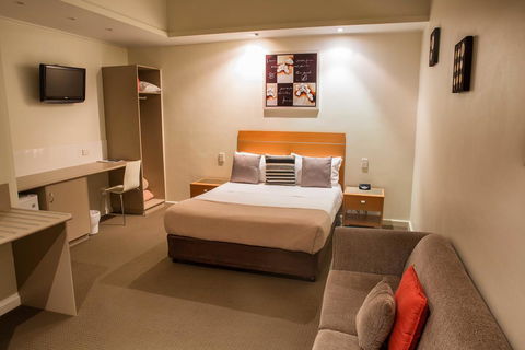 Burkes Hotel Motel - Foster Accommodation 0