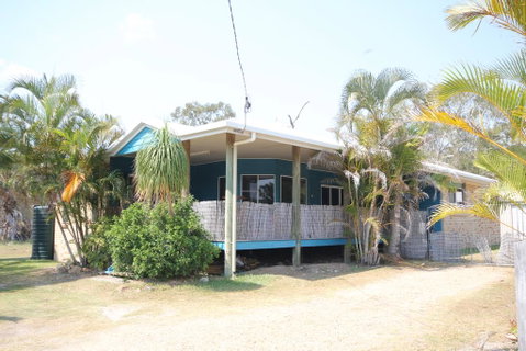 CASTAWAY BEACH HOUSE - Foster Accommodation 0