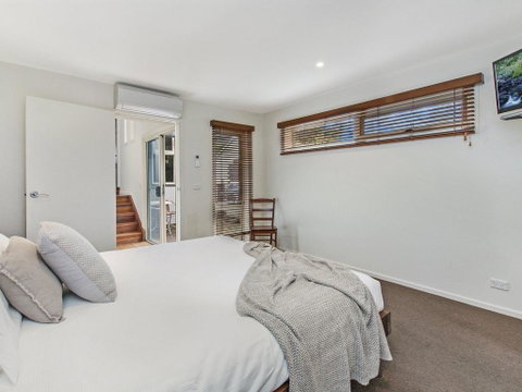 CASTWOOD VILLA No. 1 - Foster Accommodation 0