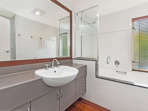 CASTWOOD VILLA No. 1 - Foster Accommodation 3