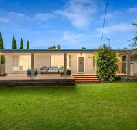 Casual Beachin It Family Getaway- with Bungalow on Beachfront - Foster Accommodation