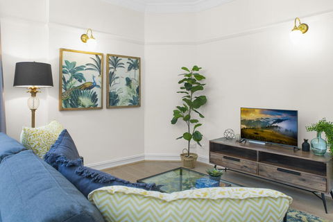 Central Apartment With Spacious Living And Dining - Foster Accommodation 2