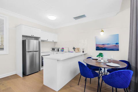 Central Apartment With Spacious Living And Dining - Foster Accommodation 3