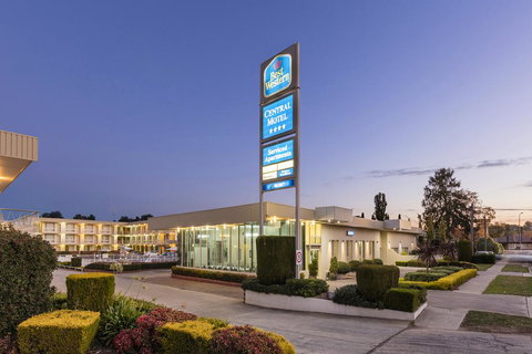 Central Motel & Apartments, Best Western Signature Collection - Foster Accommodation 1