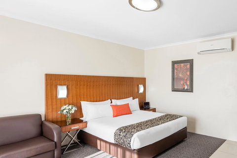 Central Motel & Apartments, Best Western Signature Collection - Foster Accommodation 2