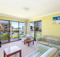 Champagne Court 1 with Water Views - Foster Accommodation