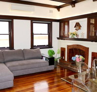 Charming  Cosy Home With City Views - Foster Accommodation