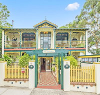 Charrington Hotel - Foster Accommodation