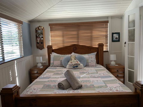 Cherry Blossom Cottage - Foster Accommodation 2