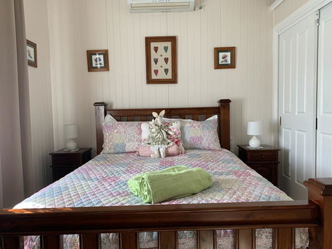 Cherry Blossom Cottage - Foster Accommodation 1