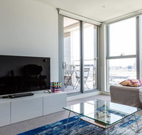 Chic Modern  Stylish.Stunning ViewsFree Parking - Foster Accommodation