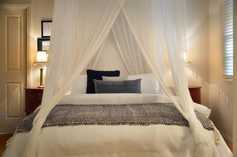 Circa Red London Daylesford - Foster Accommodation 3