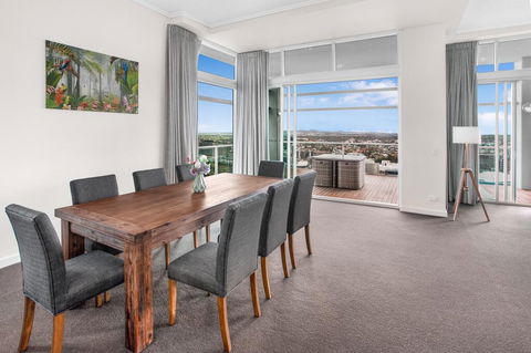 City-Centre Apartment With River Views And Balcony - Foster Accommodation 3