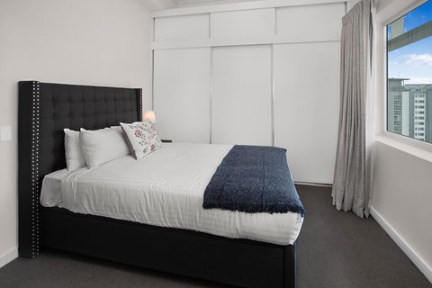 City-Centre Apartment With River Views And Balcony - Foster Accommodation 1