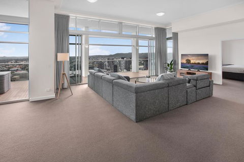 City-Centre Apartment With River Views And Balcony - Foster Accommodation 2
