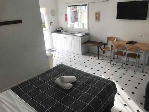 Clearwater Motel Apartments - Foster Accommodation 2