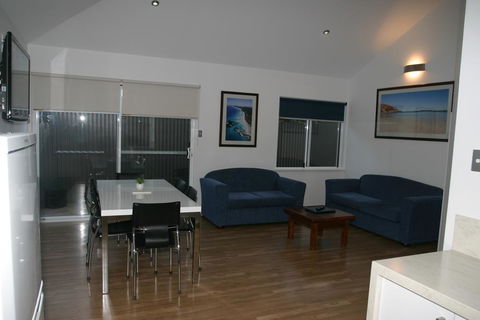 Clearwater Motel Apartments - Foster Accommodation 3