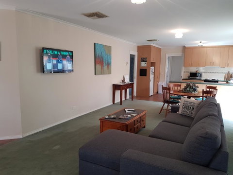Cobram Cottage - Foster Accommodation 3