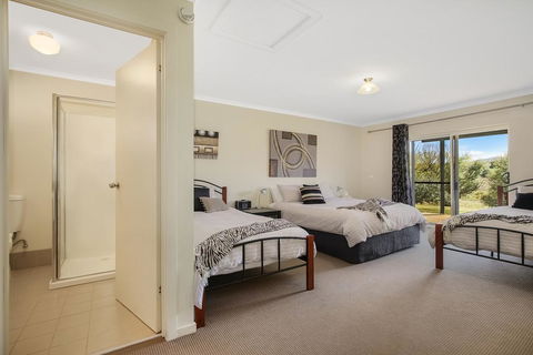 Colonial Inn Guest Rooms - Foster Accommodation 3