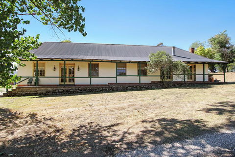 Colonial Inn Guest Rooms - Foster Accommodation 2