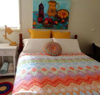 Colourful creative Artist house Glen Waverley - Foster Accommodation