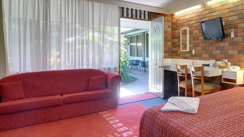 Comfort Inn Cedar Lodge - Foster Accommodation 3