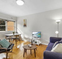 Comfy one-bedroom unit between city and airport - Foster Accommodation
