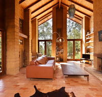 Corymbia Cottage - unique quirky private a guest favourite - Foster Accommodation