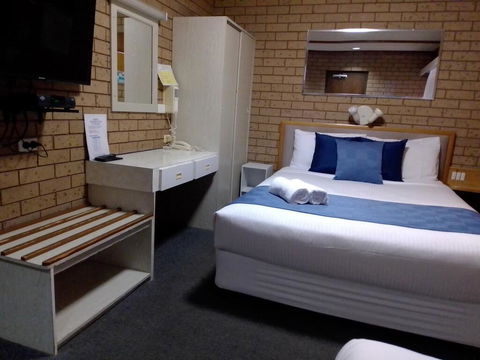 Country Home Motor Inn - Foster Accommodation 3