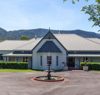 Cowley House - stunning entertainer views pool - Foster Accommodation