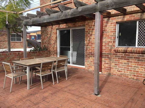 Cozy 3BR Townhouse In Liverpool CBD With Parking - Foster Accommodation 1