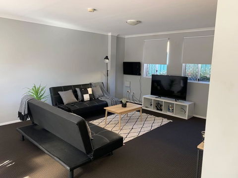 Cozy 3BR Townhouse In Liverpool CBD With Parking - Foster Accommodation 0