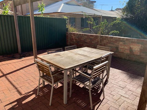 Cozy 3BR Townhouse In Liverpool CBD With Parking - Foster Accommodation 2