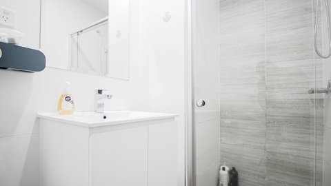 Cozy Apartments Near Burwood Train Station - Foster Accommodation 2