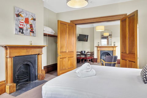 Cromwell Apartment - 3 Red Doors Battery Point - Foster Accommodation 3