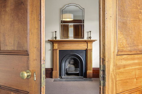 Cromwell Apartment - 3 Red Doors Battery Point - Foster Accommodation 2