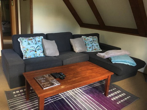Dancing Waters Cottage - Foster Accommodation 1