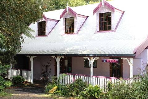 Dancing Waters Cottage - Foster Accommodation 0