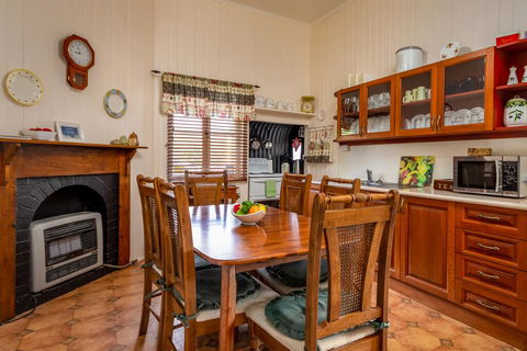 Dillons Cottage - Foster Accommodation 2