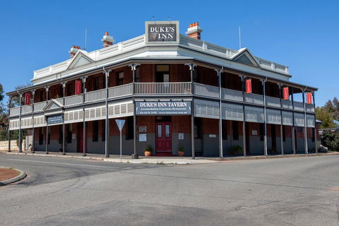 Duke's Inn - Foster Accommodation 0