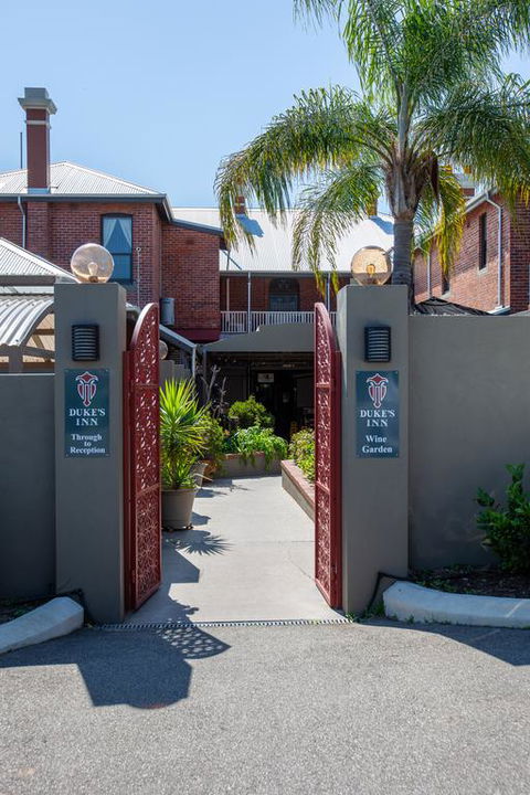 Duke's Inn - Foster Accommodation 3