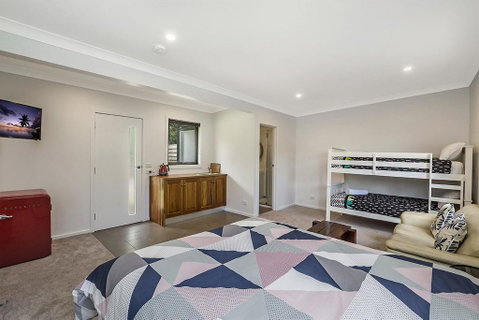 East Tempy - House & Bungalow - Foster Accommodation 1