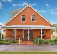 Eliza 1875 Red Brick Duplex Townhouse - Foster Accommodation
