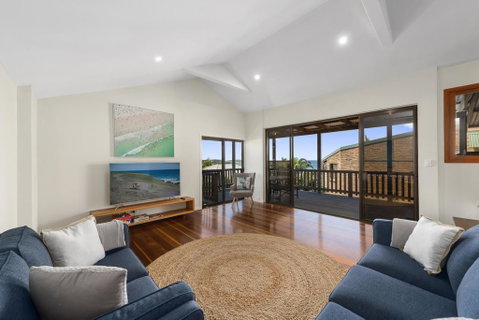 Emerald Seas Beach House - Foster Accommodation 0