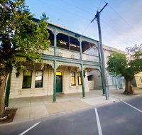 Entire Townhouse in Heart of Echuca's Port CBD - 15 guest capacity - Foster Accommodation