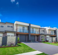 Escape At Nobbys Executive Townhouse 1 74 Pacific Drive - Foster Accommodation