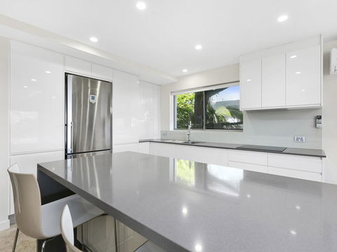 Exquisite Penthouse With Views To Laguna Bay - Unit 3 Taralla 18 Edgar Bennett Avenue - Foster Accommodation 1